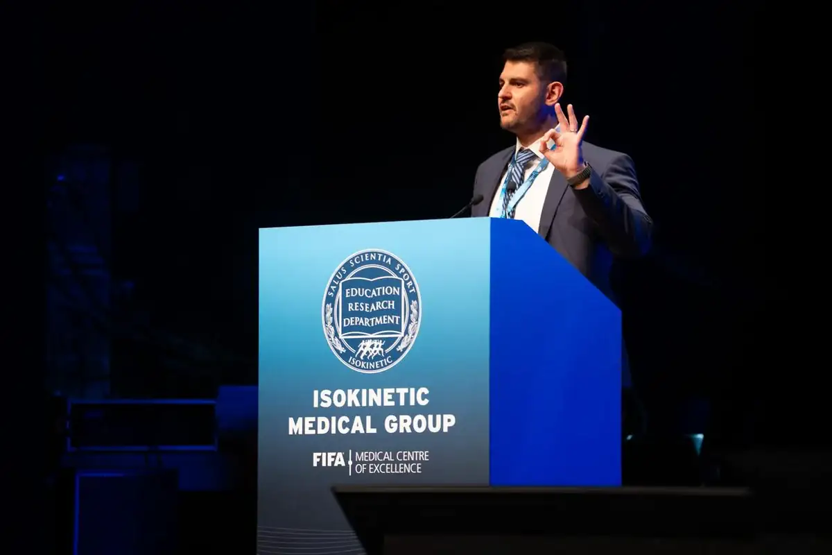 Dr. Gustavo Leporace palestrando no Congresso de Medicina Esportiva da FIFA
